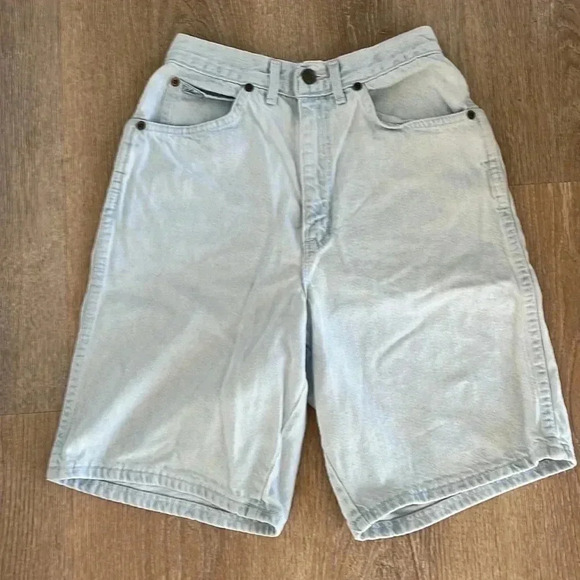 Chic Vintage High Waisted Acid Wash Mom Shorts Size 8 USA Made Denim Bermuda - Picture 1 of 7